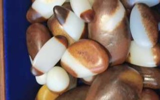 和田玉籽料价差悬殊：几百至数十万每克，品质、皮色、完整度是定价核心
