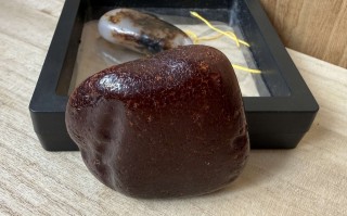 深紫红全皮蜜蜡原石赏析：乌克兰红皮蜜蜡的产地、品相与市场价值