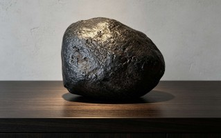 【逸思风竹藏品展出】天然完整原壳铁陨石原石｜无修无磨星辰奇石馆藏级藏品