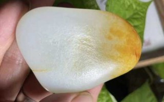 和田玉籽料价差悬殊：几百至数十万每克，品质、皮色、完整度是定价核心