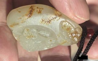 籽玉留皮雕蝶恋花：一方原石藏尽东方温柔