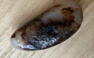 黑皮巧色的和田玉籽料｜天然皮色与收藏价值解析