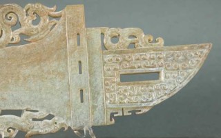 仿古玉戈充斥市场！如何区分商周与春秋战国玉戈风格？从形制、纹饰、沁蚀、古工多角度，拆解礼玉重器玉戈鉴赏要点。