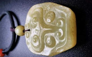 市面兽面玉牌仿品遍地！如何看懂兽面纹饰时代特征？微距微观教你识别古玉解玉砂工痕，避开仿古玉收藏陷阱。