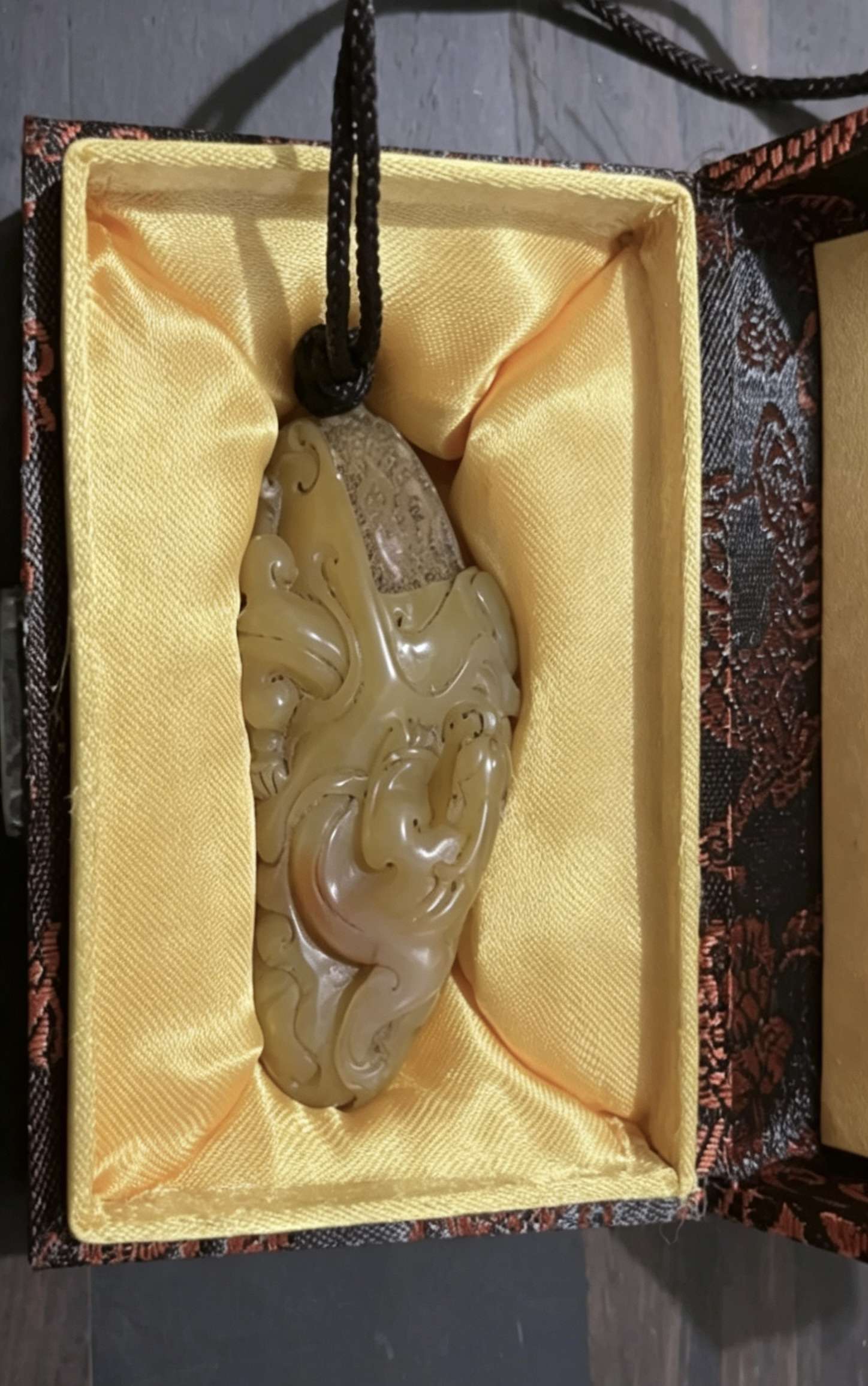 寿山石螭龙纹随形手把件：