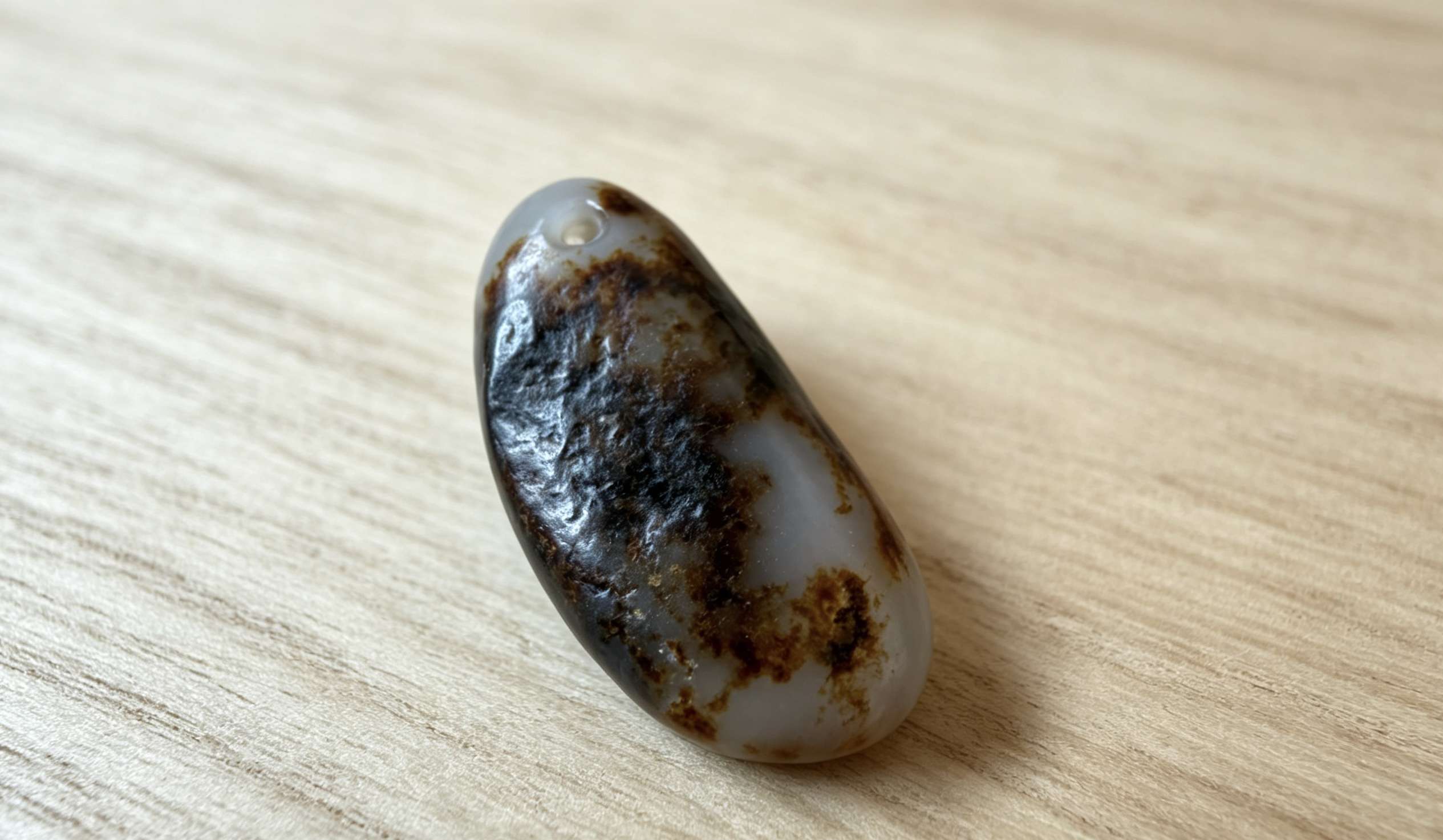 黑皮巧色的和田玉籽料｜天然皮色与收藏价值解析