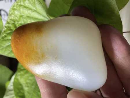 和田玉籽料最全鉴定指南：肉眼+手电双重鉴别，告别滚筒仿籽、染色假皮
