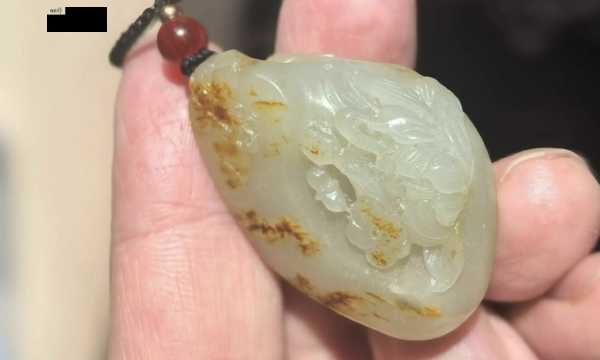 籽玉留皮雕蝶恋花：一方原石藏尽东方温柔