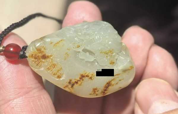 籽玉留皮雕蝶恋花：一方原石藏尽东方温柔