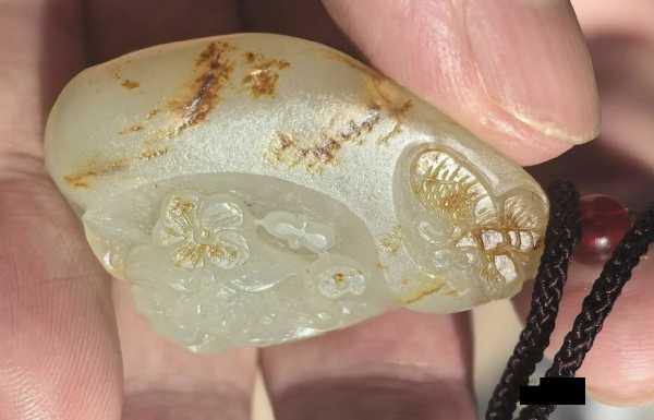 籽玉留皮雕蝶恋花：一方原石藏尽东方温柔