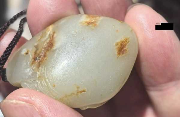籽玉留皮雕蝶恋花：一方原石藏尽东方温柔