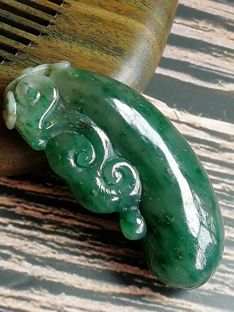 独山玉矿脉与色系分级：白天蓝为顶级，多色巧雕核心原料