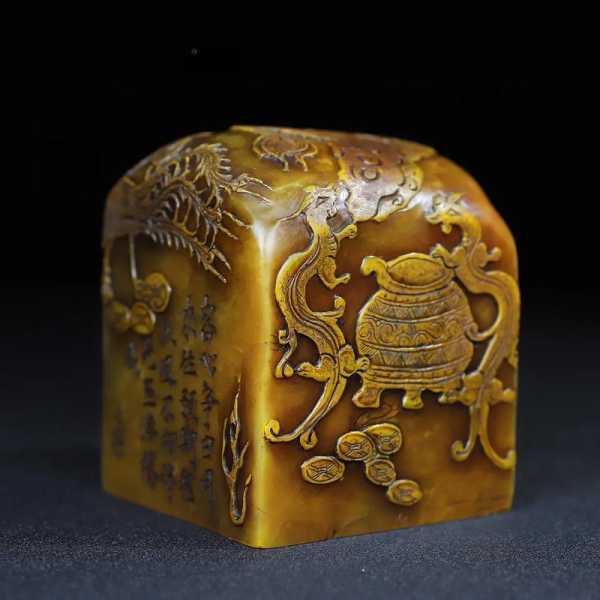 古雅寿山田黄薄意印章：龙凤鼎钱纹文房重器赏析