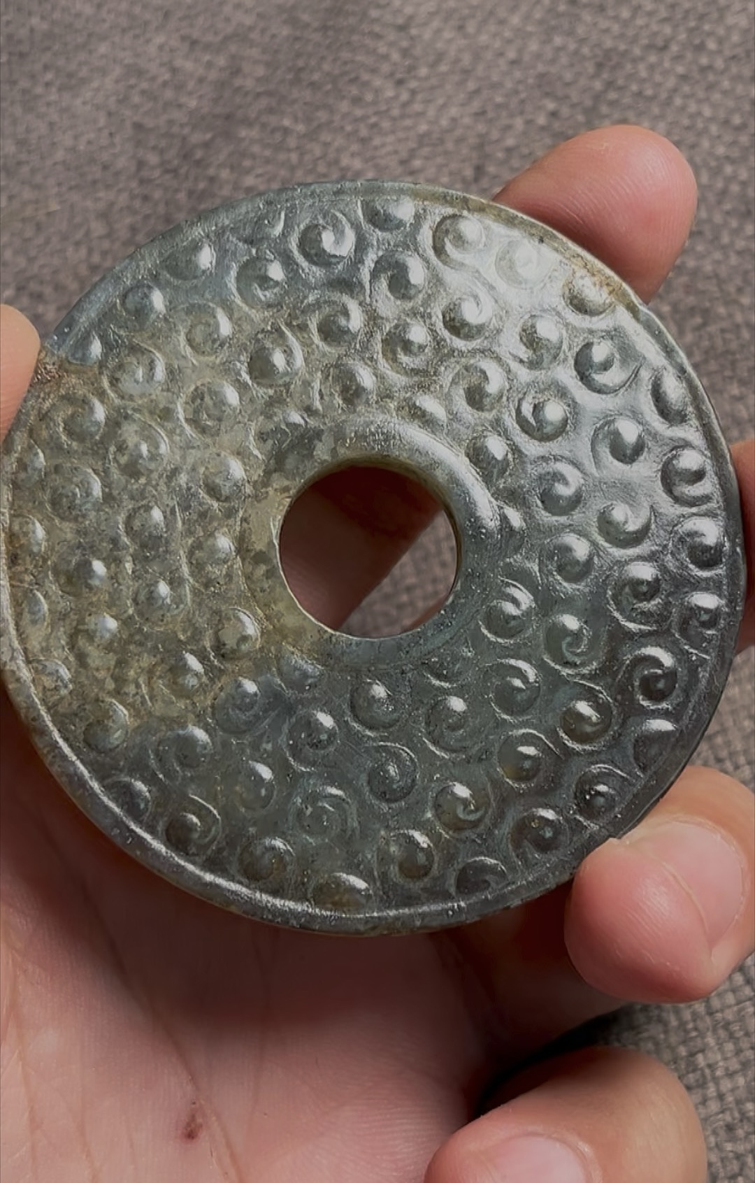 沁色入肌理还是浮表面？一招分清真假古玉