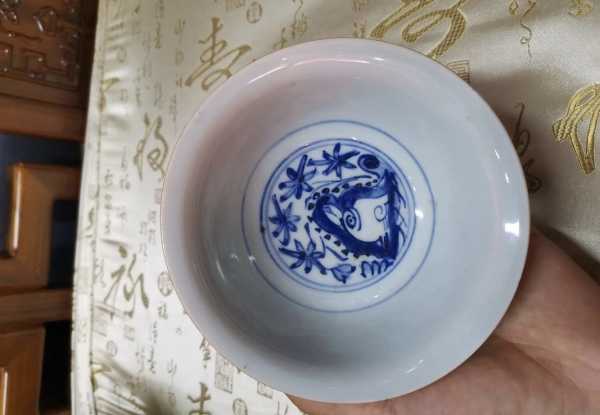 逸风网古玩专栏：明代青花小杯与隆庆款彩瓷，新手收藏常见两类仿古器物辨析