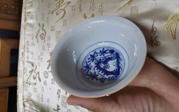 逸风网古玩专栏：明代青花小杯与隆庆款彩瓷，新手收藏常见两类仿古器物辨析