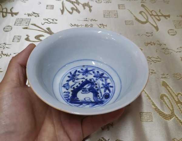逸风网古玩专栏：明代青花小杯与隆庆款彩瓷，新手收藏常见两类仿古器物辨析