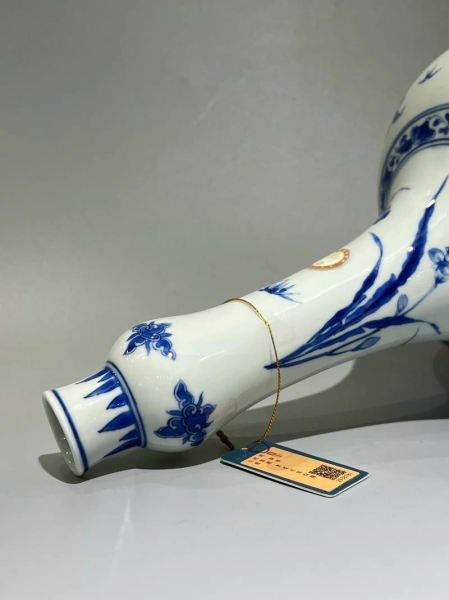 青花四季花鸟纹蒜头瓶｜陈设佳器，器型、青花、底胎需综合研判，收藏谨防高仿。