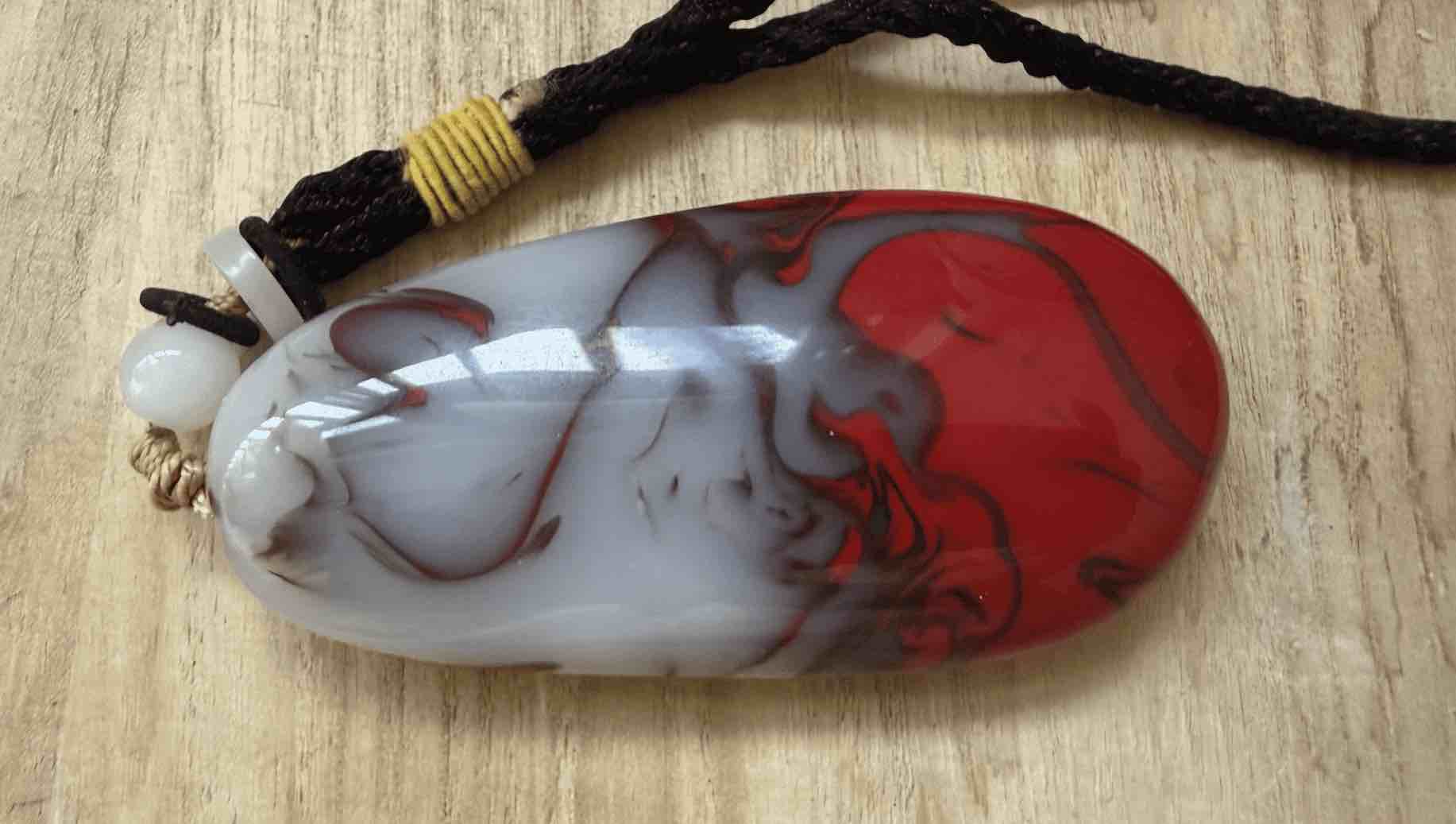 逸风古藏专栏文稿：红白流纹“鸡血玉”辨伪，警惕搅胎玻璃收藏陷阱