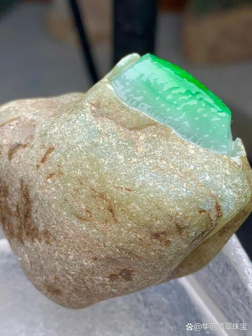 老翡翠沁色识别,自然岁月沁染与人工做旧区别 老翡翠沁色识别,自然岁月沁染与人工做旧区别
