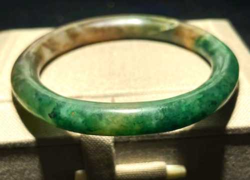 传世独山玉老化特征,长年佩戴磨损形成的自然岁月痕迹 传世独山玉老化特征,长年佩戴磨损形成的自然岁月痕迹