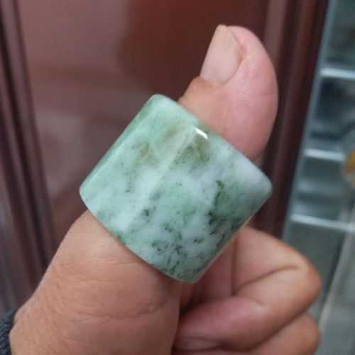 独山玉油性质感甄别,天然温润玉质与抛光打蜡仿润差异 独山玉油性质感甄别,天然温润玉质与抛光打蜡仿润差异