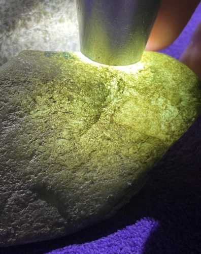 独山玉原石风蚀特征,天然矿皮肌理与人工做旧石皮甄别 独山玉原石风蚀特征,天然矿皮肌理与人工做旧石皮甄别