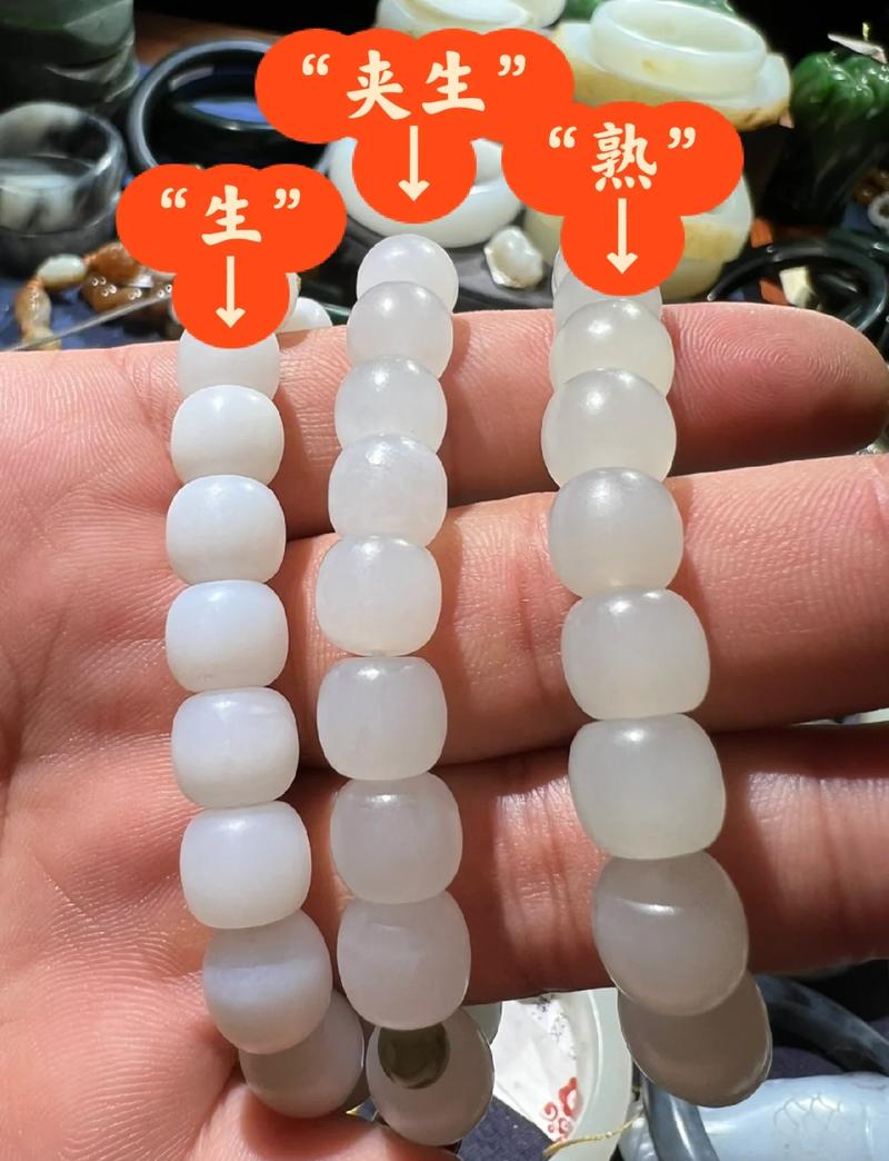 和田玉山料籽料辨析,产状特征与油性糯性的本质差距 和田玉山料籽料辨析,产状特征与油性糯性的本质差距