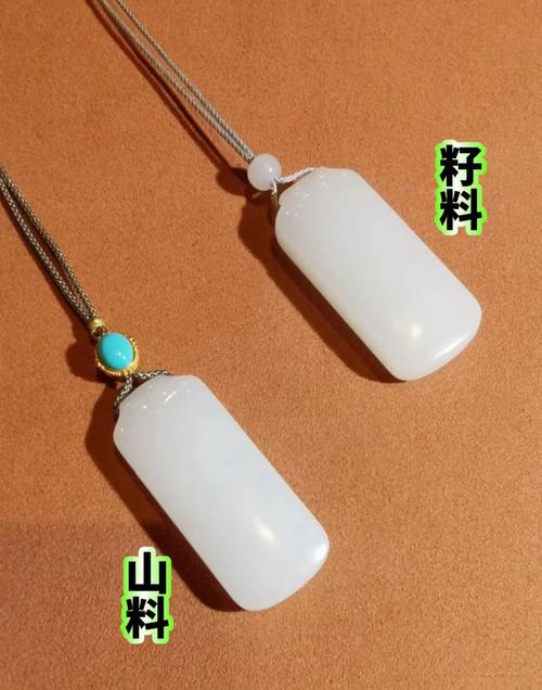 和田玉山料籽料辨析,产状特征与油性糯性的本质差距 和田玉山料籽料辨析,产状特征与油性糯性的本质差距