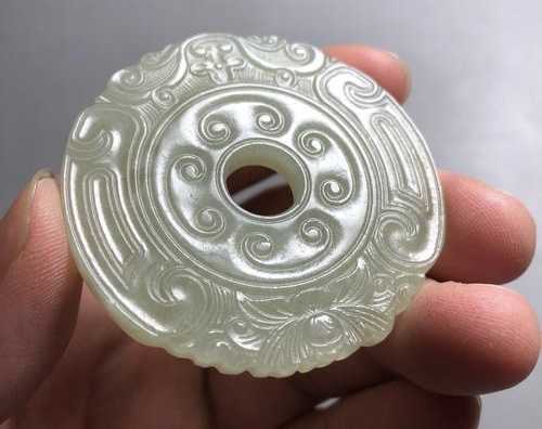 古和田玉雕工断代鉴赏,传统老刀工艺与现代机雕纹饰差异 古和田玉雕工断代鉴赏,传统老刀工艺与现代机雕纹饰差异