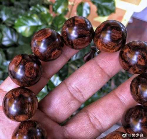 海南黄花梨荧光质感，木料内部油脂带来的视觉效果