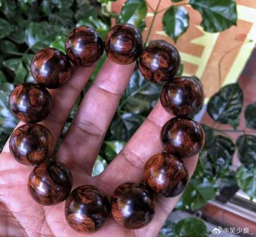 海南黄花梨荧光质感，木料内部油脂带来的视觉效果