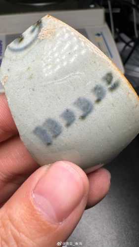 瓷器微观鉴藏，放大镜观察釉面气泡与橘皮纹